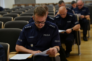 policjanci podczas konkursu piszą test