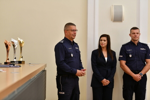 komendant wręcza puchary