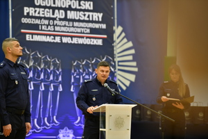 uczniowie klas mundurowych na przeglądzie musztry