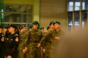 uczniowie klas mundurowych na przeglądzie musztry