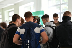 uczniowie klas mundurowych na przeglądzie musztry