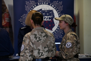 uczniowie klas mundurowych na przeglądzie musztry