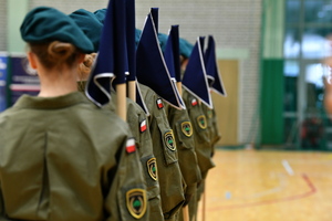 uczniowie klas mundurowych na przeglądzie musztry