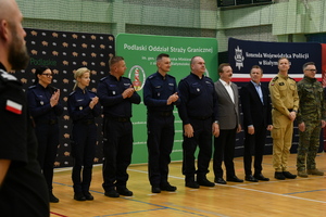 uczniowie klas mundurowych na przeglądzie musztry