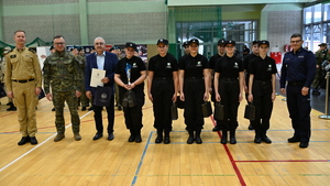 uczniowie klas mundurowych na przeglądzie musztry-otrzymują nagrody