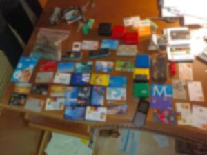zabezpieczone materiały dowodowe- banknoty, monety, karty bankomatowe, broń , laptop