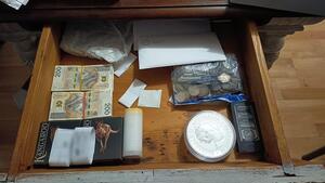 zabezpieczone materiały dowodowe- banknoty, monety, karty bankomatowe, broń , laptop