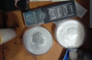 zabezpieczone materiały dowodowe- banknoty, monety, karty bankomatowe, broń , laptop