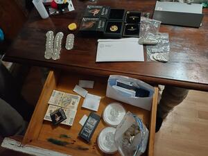 zabezpieczone materiały dowodowe- banknoty, monety, karty bankomatowe, broń , laptop
