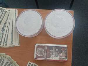 zabezpieczone materiały dowodowe- banknoty, monety, karty bankomatowe, broń , laptop