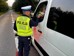 policjanci na drodze kontrolują pojazdy