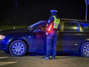 policjanci na drodze kontrolują pojazdy