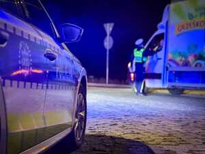 policjanci na drodze kontrolują pojazdy