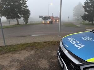 policjanci na drodze kontrolują pojazdy