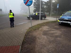 policjanci na drodze kontrolują pojazdy