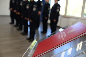 ślubujący policjanci o zaproszeni goście