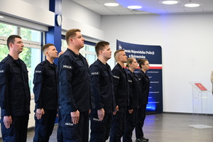ślubujący policjanci o zaproszeni goście