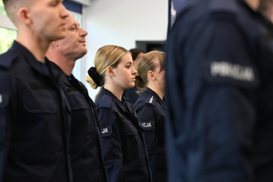 ślubujący policjanci o zaproszeni goście