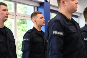 ślubujący policjanci o zaproszeni goście