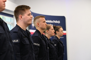 ślubujący policjanci o zaproszeni goście