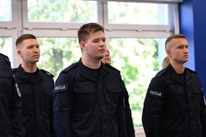 ślubujący policjanci o zaproszeni goście