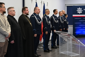 ślubujący policjanci i zaproszeni goście