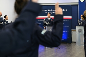 ślubujący policjanci i zaproszeni goście
