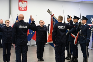 ślubujący policjanci i zaproszeni goście