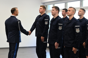 ślubujący policjanci i zaproszeni goście