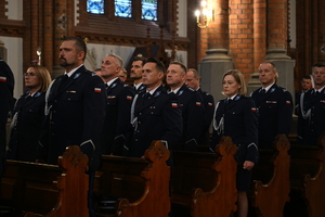 policjanci w kościele