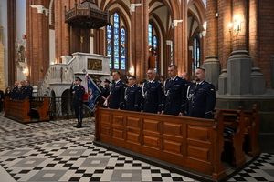 policjanci w kościele