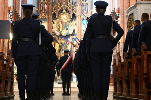 policjanci w kościele