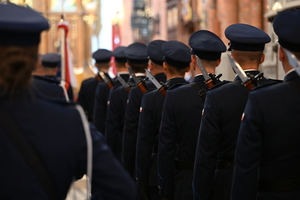 policjanci w kościele