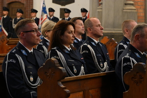 policjanci w kościele