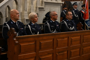 policjanci w kościele