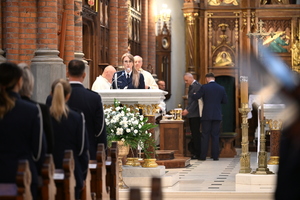 policjanci w kościele