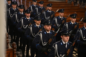 policjanci w kościele