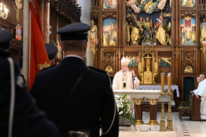 policjanci w kościele