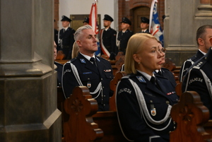 policjanci w kościele