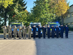 policjant podczas oddawania hołdu
