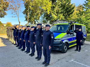 policjant podczas oddawania hołdu