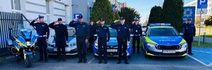 policjant podczas oddawania hołdu