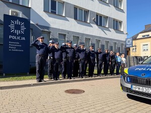 policjant podczas oddawania hołdu