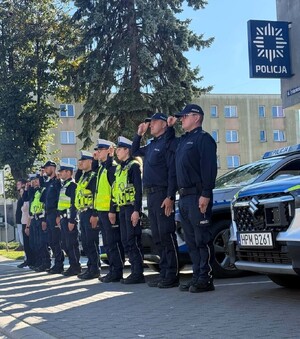 policjant podczas oddawania hołdu