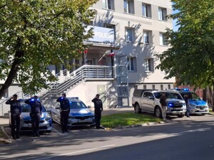 policjant podczas oddawania hołdu