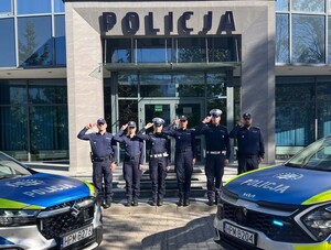 policjant podczas oddawania hołdu