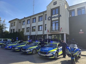 policjant podczas oddawania hołdu