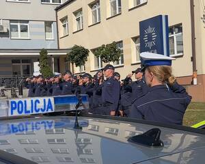 policjant podczas oddawania hołdu