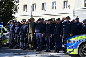 policjanci podczas oddawania hołdu