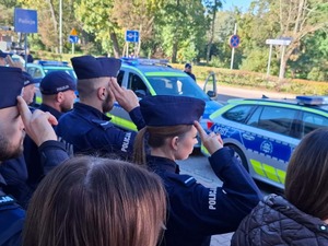policjacni podczas oddawania honoru